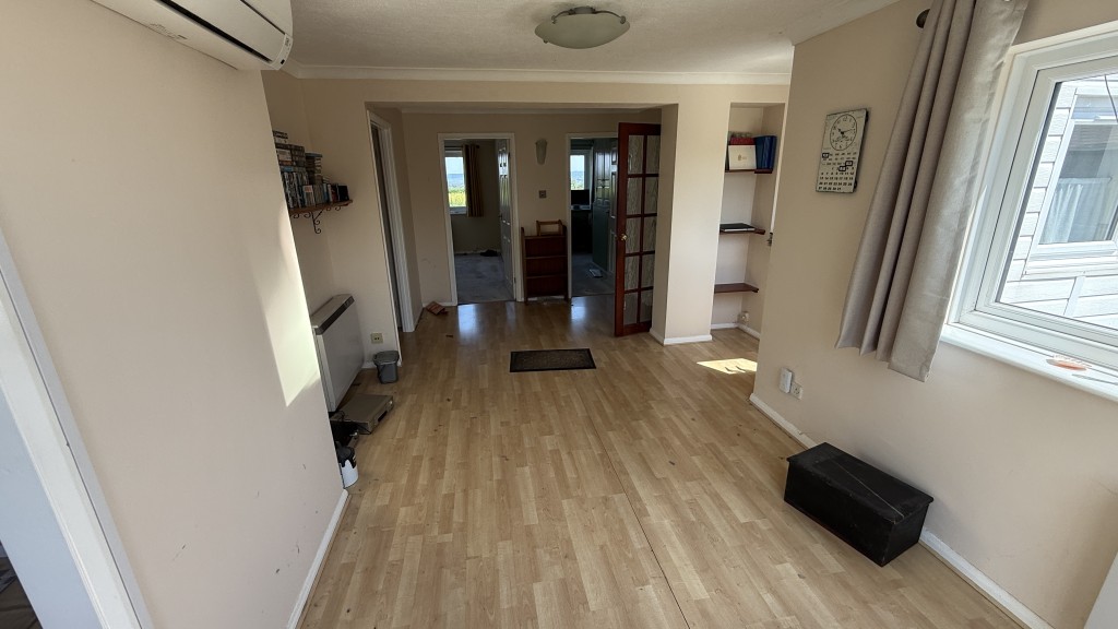 Lot: 104 - FIRST FLOOR TWO-BEDROOM MAISONETTE WITH BALCONY GARDEN AND PARKING - Internal image of living area from balcony terrace